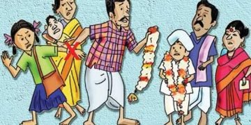 परभणी : जिल्हा महिला व बाल विकास विभागांतर्गत बाल संरक्षण कक्ष आणि चाईल्ड हेल्पलाईन १०९८ ने ऑक्टोबर ते डिसेंबर २०२५ या कालावधीत प्रभावी कामगिरी करत १५ बालविवाह रोखले आहेत. या काळात एकूण १९ प्रकरणांपैकी ४ प्रकरणांत गुन्हे दाखल करण्याची प्रक्रिया करण्यात आली, तर १५ मुलींना बालकल्याण समितीसमोर हजर करून त्यांचे समुपदेशन करण्यात आले. भारत सरकारच्या ‘बालविवाहमुक्त भारत’ अभियानांतर्गत परभणी जिल्ह्यात जानेवारी २०२६ पर्यंत व्यापक जनजागृती मोहीम राबवली जात आहे. कोठेही बालविवाह होत असल्यास १०९८ या टोल-फ्री क्रमांकावर तात्काळ माहिती द्यावी, असे आवाहन जिल्हा महिला व बाल विकास अधिकारी मोनिका रंधवे यांनी केले आहे. माहिती देणाऱ्याची ओळख पूर्णतः गोपनीय ठेवली जाईल. कायद्यानुसार विवाहासाठी मुलीचे वय १८ आणि मुलाचे २१ वर्षे असणे बंधनकारक असून, उल्लंघन केल्यास पालकांसह भटजी, मंगल कार्यालय आणि इतर सेवापुरवठादारांना दोन वर्षांचा तुरुंगवास व एक लाख रुपये दंडाची तरतूद आहे, असे त्यांनी स्पष्ट केले.