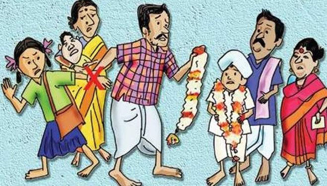 परभणी : जिल्हा महिला व बाल विकास विभागांतर्गत बाल संरक्षण कक्ष आणि चाईल्ड हेल्पलाईन १०९८ ने ऑक्टोबर ते डिसेंबर २०२५ या कालावधीत प्रभावी कामगिरी करत १५ बालविवाह रोखले आहेत. या काळात एकूण १९ प्रकरणांपैकी ४ प्रकरणांत गुन्हे दाखल करण्याची प्रक्रिया करण्यात आली, तर १५ मुलींना बालकल्याण समितीसमोर हजर करून त्यांचे समुपदेशन करण्यात आले. भारत सरकारच्या ‘बालविवाहमुक्त भारत’ अभियानांतर्गत परभणी जिल्ह्यात जानेवारी २०२६ पर्यंत व्यापक जनजागृती मोहीम राबवली जात आहे. कोठेही बालविवाह होत असल्यास १०९८ या टोल-फ्री क्रमांकावर तात्काळ माहिती द्यावी, असे आवाहन जिल्हा महिला व बाल विकास अधिकारी मोनिका रंधवे यांनी केले आहे. माहिती देणाऱ्याची ओळख पूर्णतः गोपनीय ठेवली जाईल. कायद्यानुसार विवाहासाठी मुलीचे वय १८ आणि मुलाचे २१ वर्षे असणे बंधनकारक असून, उल्लंघन केल्यास पालकांसह भटजी, मंगल कार्यालय आणि इतर सेवापुरवठादारांना दोन वर्षांचा तुरुंगवास व एक लाख रुपये दंडाची तरतूद आहे, असे त्यांनी स्पष्ट केले.