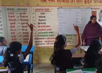 सीईओ नतीशा माथूर रमल्या विद्यार्थ्यांमध्ये