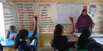सीईओ नतीशा माथूर रमल्या विद्यार्थ्यांमध्ये