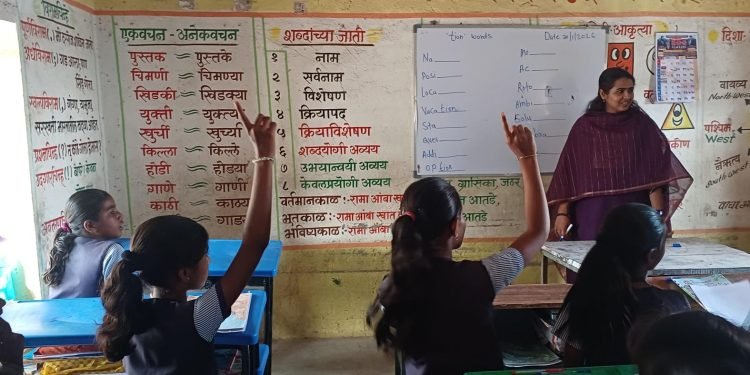 सीईओ नतीशा माथूर रमल्या विद्यार्थ्यांमध्ये