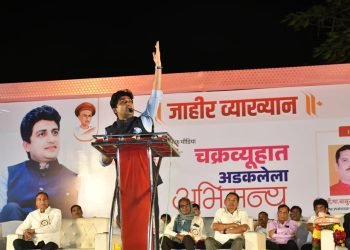 आभासी 'स्टेटस'‌ च्या चक्रयूहातून बाहेर या