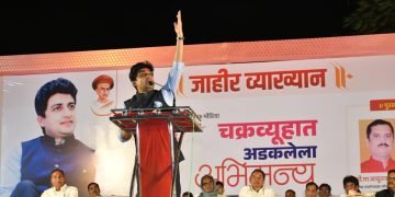 आभासी 'स्टेटस'‌ च्या चक्रयूहातून बाहेर या