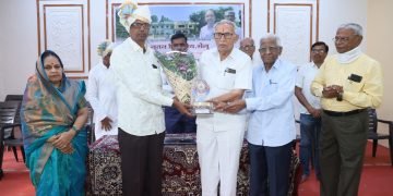 शिक्षक नारायण सोळंके, रोहिदास मोगल यांचा सेवागौरव