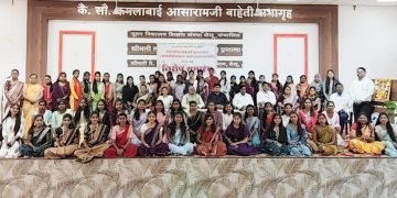 नूतन कन्या शाळेतील बारावीच्या विद्यार्थिनींना निरोप