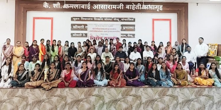 नूतन कन्या शाळेतील बारावीच्या विद्यार्थिनींना निरोप