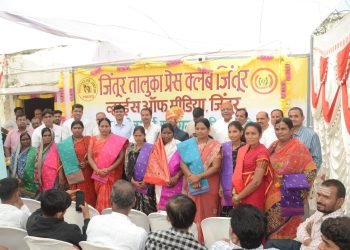 वृत्तपत्र विक्रेत्यांचा विमा काढून वाढदिवस साजरा