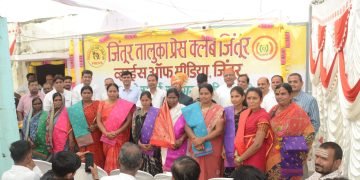 वृत्तपत्र विक्रेत्यांचा विमा काढून वाढदिवस साजरा