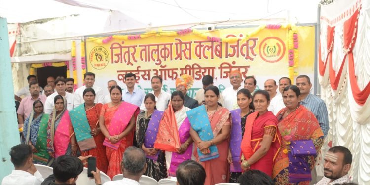 वृत्तपत्र विक्रेत्यांचा विमा काढून वाढदिवस साजरा