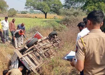 क्रुझरच्या अपघातात १३ वर्‍हाडी जखमी