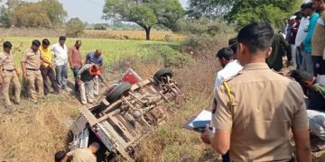 क्रुझरच्या अपघातात १३ वर्‍हाडी जखमी