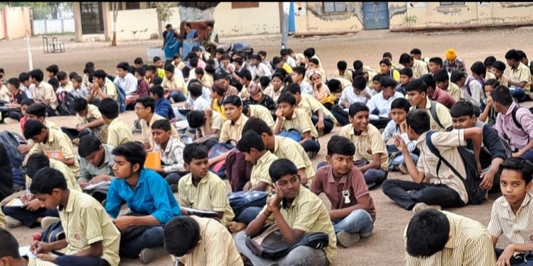 लघुनिबंध स्पर्धेला उत्स्फूर्त प्रतिसाद