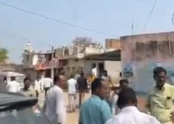 " भाजप उमेदवाराचे पैसे वाटप करतोय "