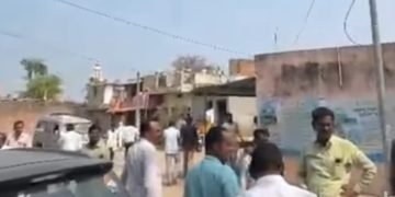 " भाजप उमेदवाराचे पैसे वाटप करतोय "