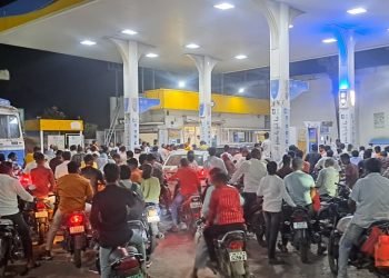 सेलूतील पंपावर अफवांची गर्दी !
