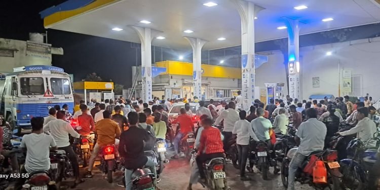 सेलूतील पंपावर अफवांची गर्दी !