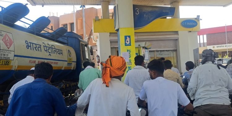 सेलूतील ‘तो’ पंपमालक ‘हुश्शार’ ! बोलतो मराठी, पण कळतं इंग्रजी