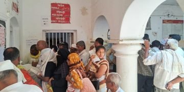 सेलूच्या पोस्टामध्ये नियोजनाचा बोजवारा; मनमानी कारभारामुळे ग्राहक संतप्त
