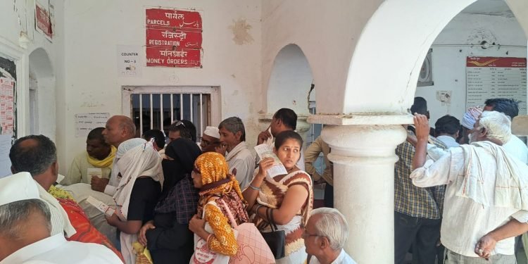 सेलूच्या पोस्टामध्ये नियोजनाचा बोजवारा; मनमानी कारभारामुळे ग्राहक संतप्त