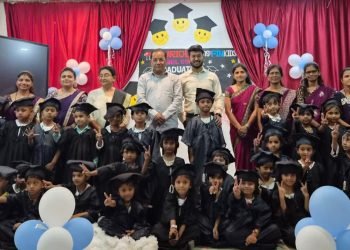 क्युरियस, फिनकिड्स शाळेत पदवीदान समारंभ