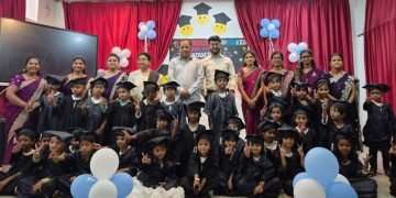 क्युरियस, फिनकिड्स शाळेत पदवीदान समारंभ
