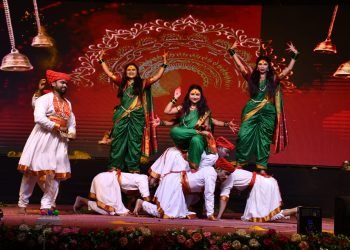 अधिकारी, कर्मचाऱ्यांच्या कलाविष्काराने जिंकली मने