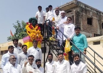 महात्मा ज्योतिराव फुले व सावित्रीबाई फुले यांचा पुतळा बसवा