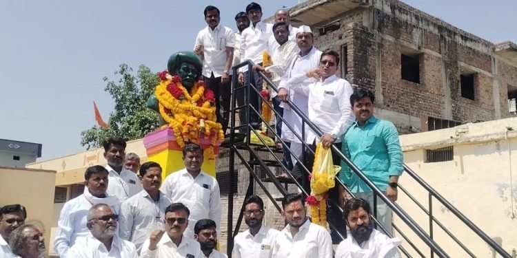 महात्मा ज्योतिराव फुले व सावित्रीबाई फुले यांचा पुतळा बसवा
