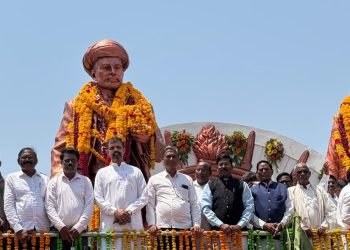 जगणे शोषितांचे तुम्हीच बदलले सारे