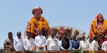 जगणे शोषितांचे तुम्हीच बदलले सारे