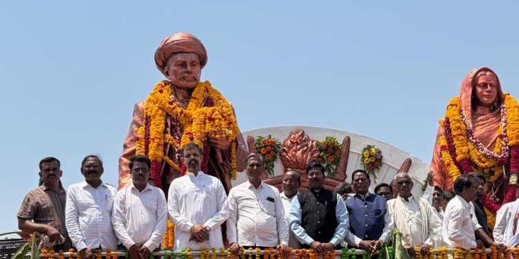 जगणे शोषितांचे तुम्हीच बदलले सारे