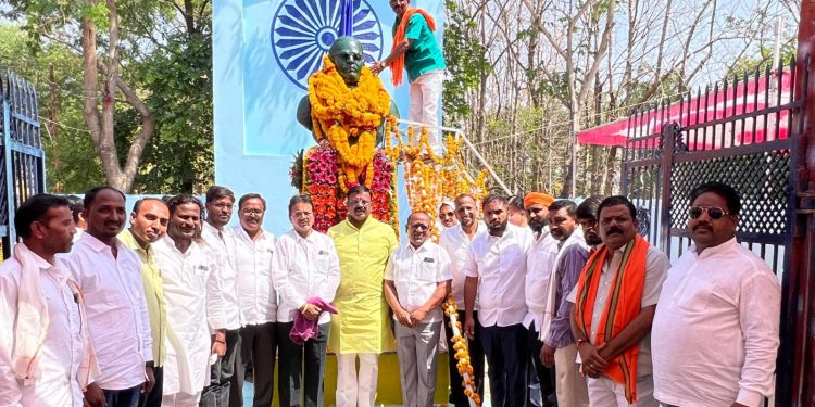 महामानव डॉ. बाबासाहेब आंबेडकर यांना अभिवादन