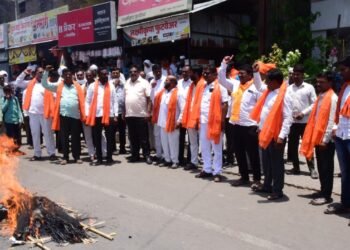 खासदार जाधव यांच्या प्रतिकात्मक पुतळ्याचे दहन
