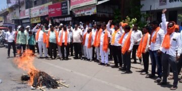 खासदार जाधव यांच्या प्रतिकात्मक पुतळ्याचे दहन