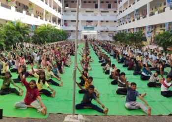 नियमित योगाभ्यासाने एकाग्रता वाढवावी