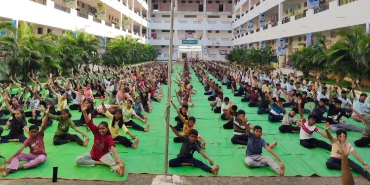 नियमित योगाभ्यासाने एकाग्रता वाढवावी