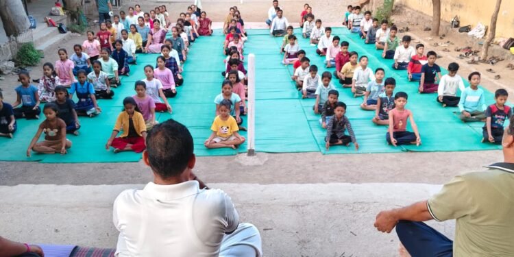 वालूरच्या जिप कन्या शाळेत योग दिन उत्साहात