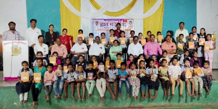 हात मदतीचा : २७९३ विद्यार्थ्यांना शालेय साहित्य वाटप