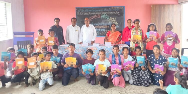 शारदा विद्यालयात शालेय साहित्य वाटप