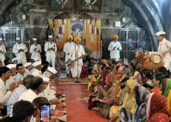 माऊलींच्या मंदिरात वालूरकर महाराजांचे कीर्तन