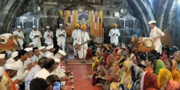 माऊलींच्या मंदिरात वालूरकर महाराजांचे कीर्तन