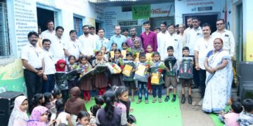 जिजामाता शाळेत शैक्षणिक साहित्य वाटप; केंद्रप्रमुखांचा सत्कार