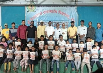 विद्यार्थ्यांना गणवेश वाटप करून वाढदिवस साजरा; नगरसेवक दीपक कोल्हाळ यांचा आदर्श पायंडा