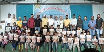 विद्यार्थ्यांना गणवेश वाटप करून वाढदिवस साजरा; नगरसेवक दीपक कोल्हाळ यांचा आदर्श पायंडा