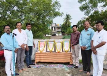 महात्मा फुले विद्यालयात लोकमान्य टिळक पुण्यतिथी,अण्णाभाऊ साठे जयंती साजरी