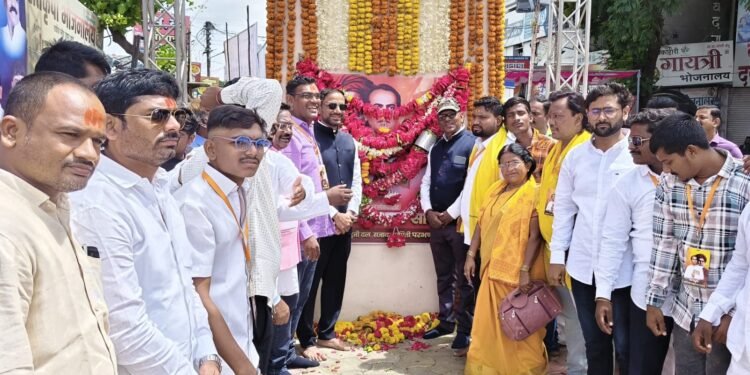 महानगरपालिकेत लोकशाहीर अण्णाभाऊ साठे यांची जयंती उत्साहात साजरी