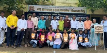 न्यू हायस्कूलमध्ये ७० विद्यार्थ्यांना शालेय साहित्याचे वाटप