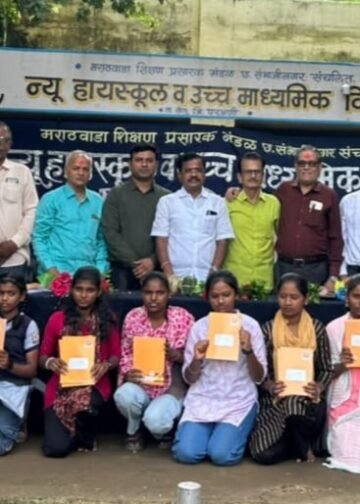 न्यू हायस्कूलमध्ये ७० विद्यार्थ्यांना शालेय साहित्याचे वाटप