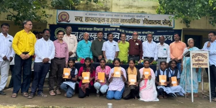 न्यू हायस्कूलमध्ये ७० विद्यार्थ्यांना शालेय साहित्याचे वाटप