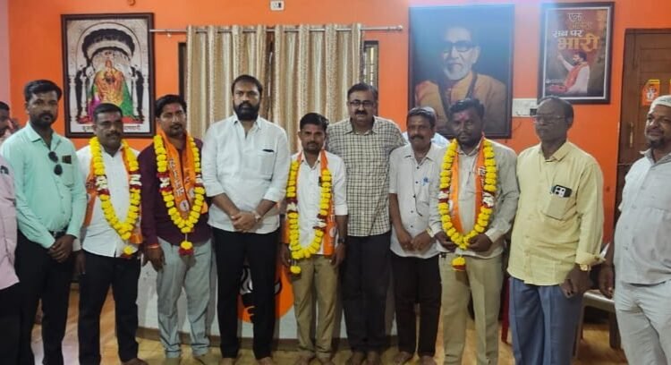 महावितरणचे कर्मचारी वीज कर्मचारी अधिकारी सेनेत प्रवेश